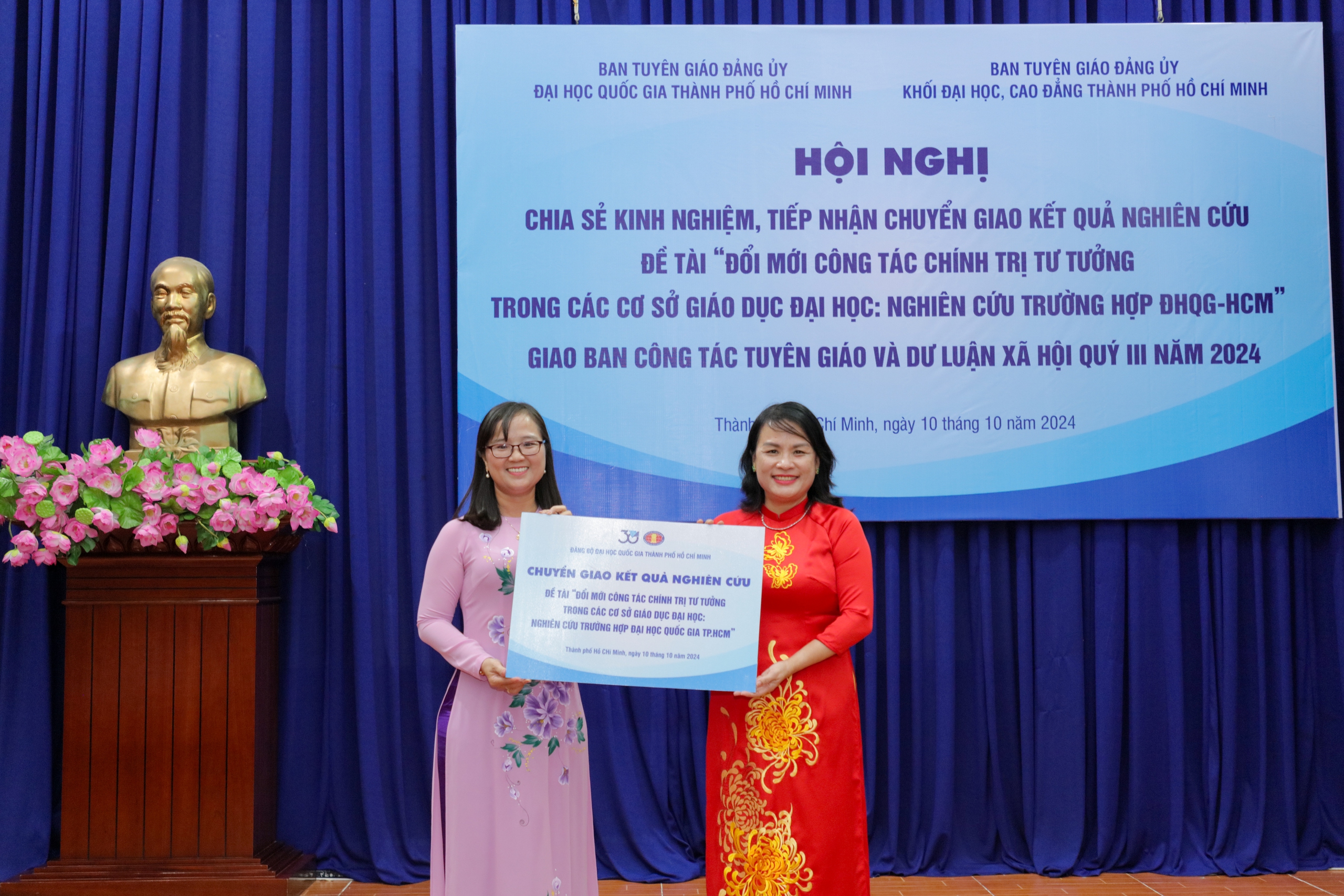 Nữ hiệu trưởng đầu tiên của Trường Đại học Khoa học Xã hội và Nhân văn TP.HCM:  - Ảnh 3.